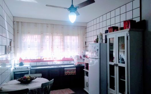 Casa 3 dormitórios (1 suíte) + 1 edícula completa – Próximo ao Mar