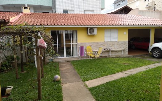 Casa 3 dormitórios (1 suíte) + 1 edícula completa – Próximo ao Mar