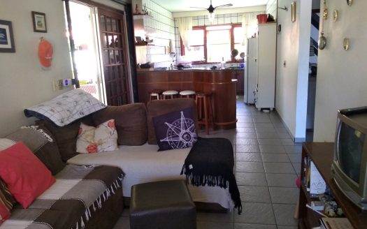 Casa 3 dormitórios (1 suíte) + 1 edícula completa – Próximo ao Mar