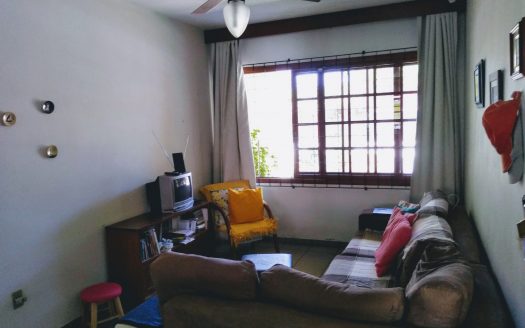 Casa 3 dormitórios (1 suíte) + 1 edícula completa – Próximo ao Mar