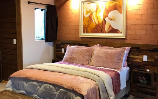 BOM RETIRO :  CHALÉ DE LUXO c/banheiro hidro