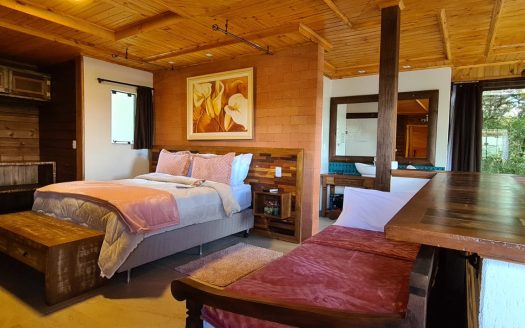 BOM RETIRO :  CHALÉ DE LUXO c/banheiro hidro