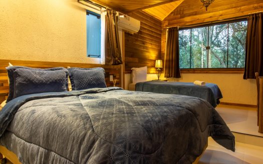 BOM RETIRO :  CHALÉ DE LUXO c/banheiro hidro