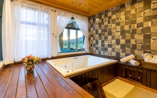 BOM RETIRO :  CHALÉ DE LUXO c/banheiro hidro