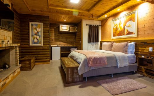 BOM RETIRO :  CHALÉ DE LUXO c/banheiro hidro