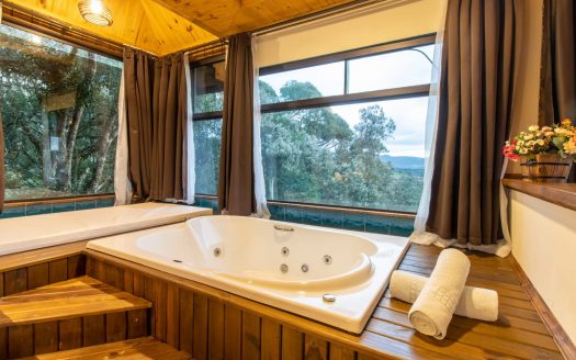 BOM RETIRO :  CHALÉ DE LUXO c/banheiro hidro