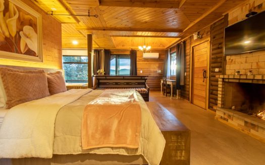 BOM RETIRO :  CHALÉ DE LUXO c/banheiro hidro