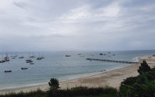 JURERÊ:   FRENTE IATE CLUB – 1 DORM. c/LINDA VISTA PARA A BAÍA