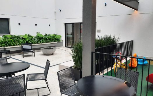 JURERÊ:   FRENTE IATE CLUB – 1 DORM. c/LINDA VISTA PARA A BAÍA