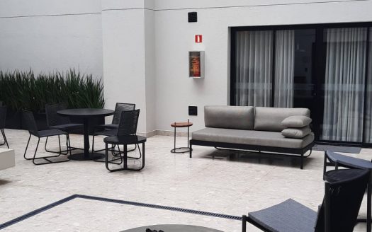 JURERÊ:   FRENTE IATE CLUB – 1 DORM. c/LINDA VISTA PARA A BAÍA