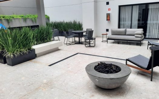 JURERÊ:   FRENTE IATE CLUB – 1 DORM. c/LINDA VISTA PARA A BAÍA