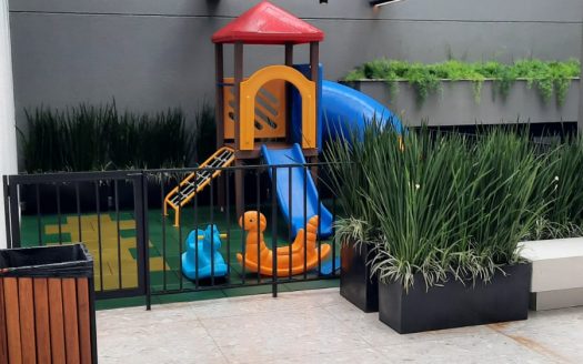 JURERÊ:   FRENTE IATE CLUB – 1 DORM. c/LINDA VISTA PARA A BAÍA