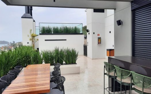 JURERÊ:   FRENTE IATE CLUB – 1 DORM. c/LINDA VISTA PARA A BAÍA