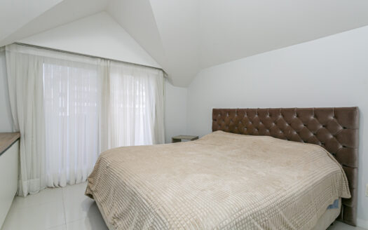 JURERÊ INTERNACIONAL: EXCELENTE CASA – 326 m2