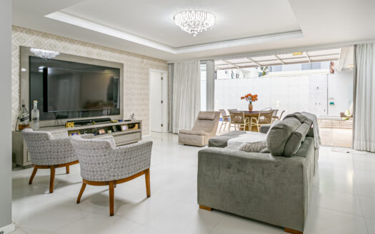 JURERÊ INTERNACIONAL: EXCELENTE CASA – 326 m2