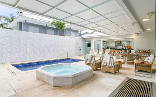 JURERÊ INTERNACIONAL: EXCELENTE CASA – 326 m2