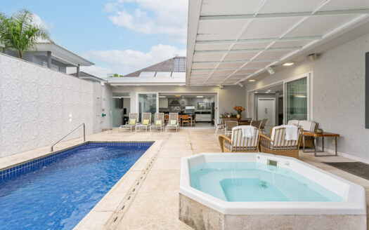 JURERÊ INTERNACIONAL: EXCELENTE CASA – 326 m2