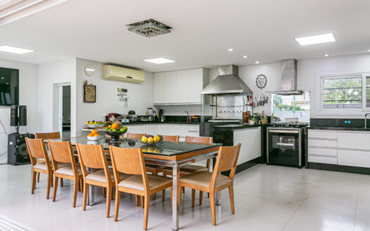 JURERÊ INTERNACIONAL: EXCELENTE CASA – 326 m2