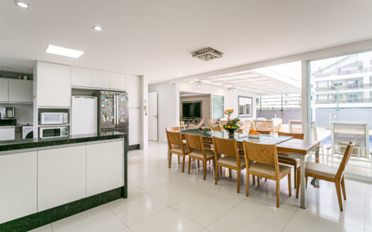 JURERÊ INTERNACIONAL: EXCELENTE CASA – 326 m2